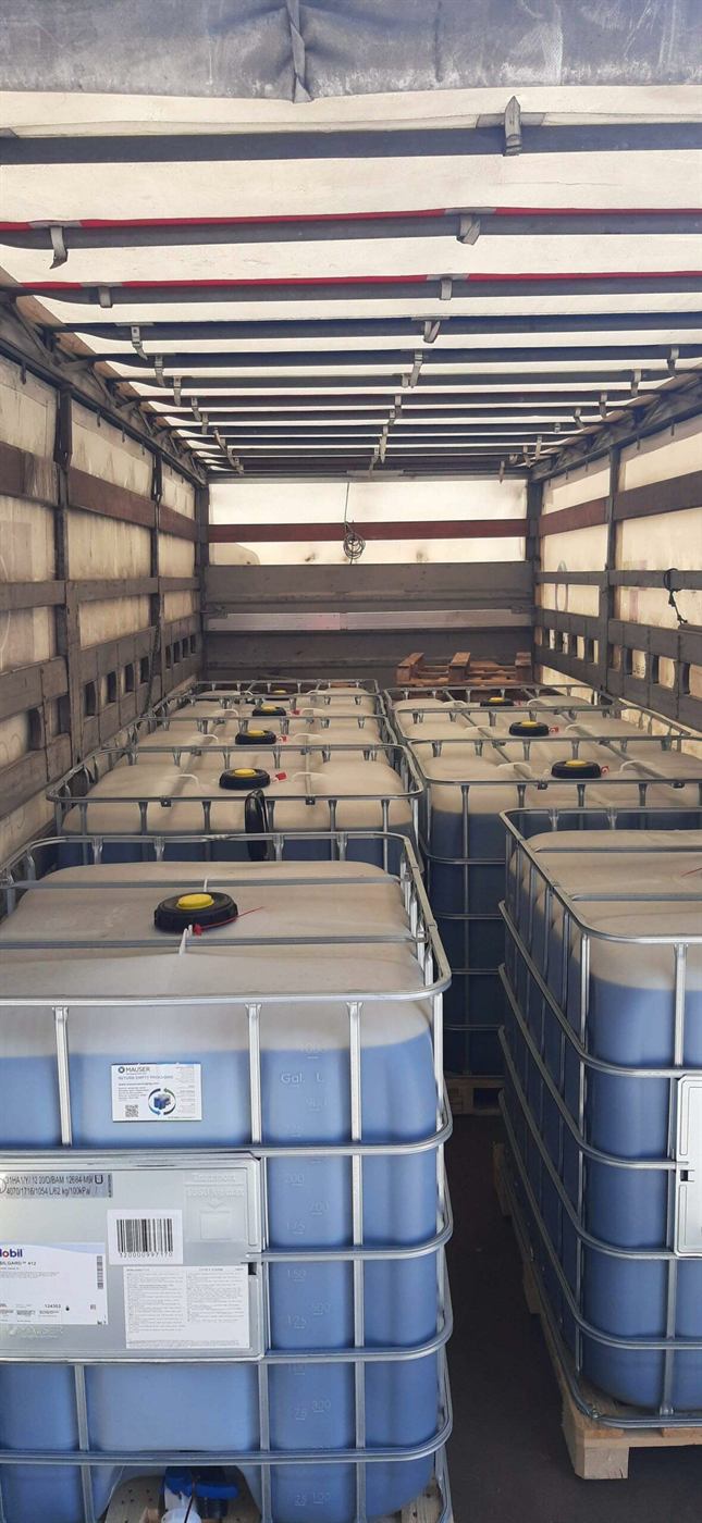Δεξαμενές IBC φορτωμένες σε φορτηγό