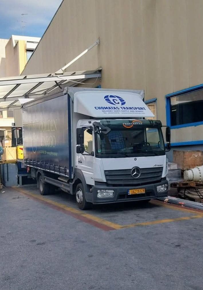 Φορτηγό Mercedes με το λογότυπο της Chomatas Transport