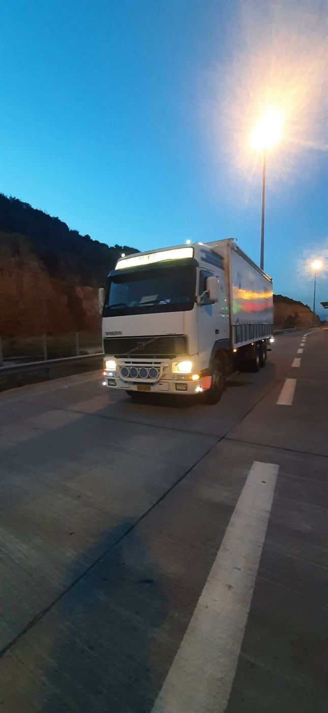 Φορτηγό σε δρόμο τα ξημερώματα